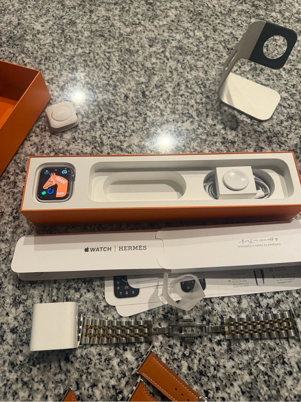 Her mès Apple Watch with Tour and Signature Bands with Boxes